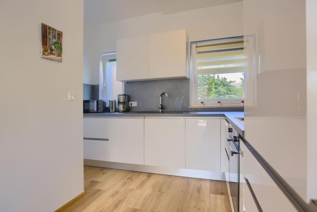 Apartment Sunrise Fuer 6 Personen In Pula-Stinjan Kültér fotó
