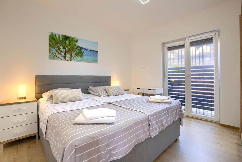 Apartment Sunrise Fuer 6 Personen In Pula-Stinjan Kültér fotó